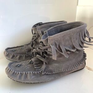 Manitobah Mukluks Harvester suede moccasins fringe size 7